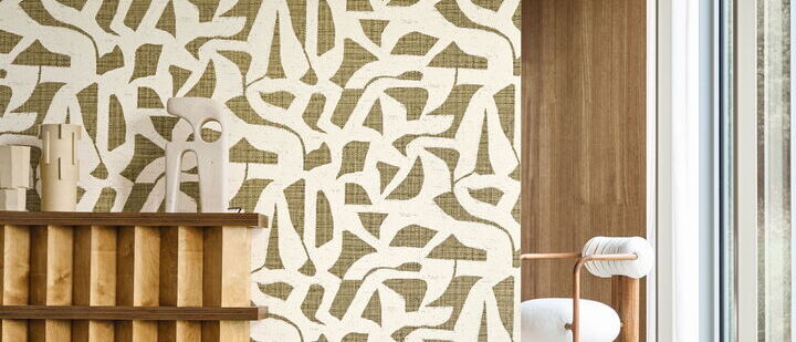 Hochwertige Design-Tapete Cana Kaki von Casamance mit einem modernen, abstrakten Grafikmuster in Natur- und Olivtönen, inszeniert in einem minimalistischen Raum.