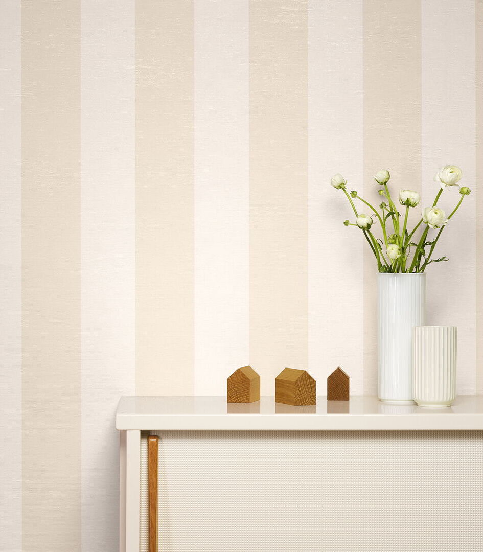 Elegante Marburg Streifentapete für den gehobenen Objektbereich, stilvoll kombiniert mit einem modernen, weißen Sideboard.